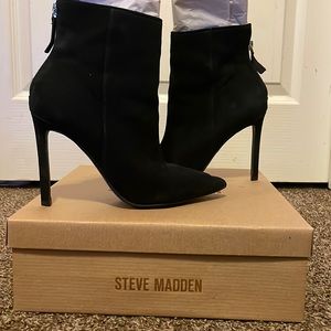 STEVE MADDEN- VANGLE BLACK NUBUCK pointed toe ankle boots